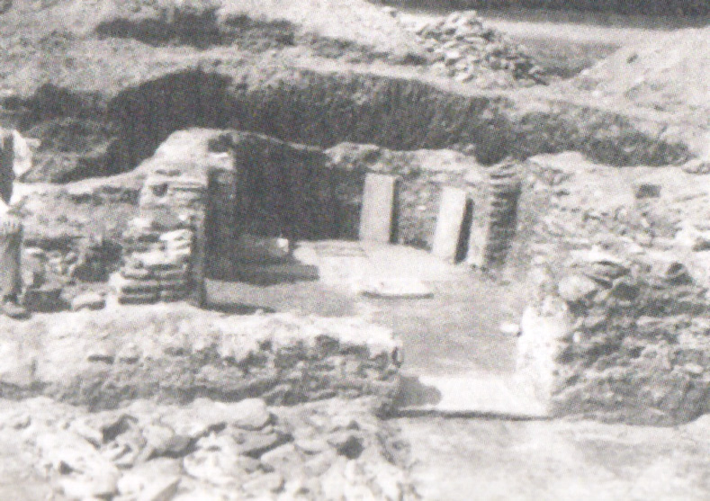 This historical archive photo from 1898 shows the remains of an ancient bath that were uncovered during an archaeological excavation.